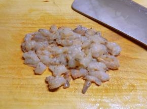 虾去壳取出虾肉切成小丁