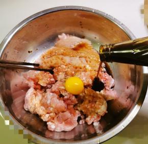 敲入一颗生鸡蛋  蚝油 甜面酱 十三香粉 生抽