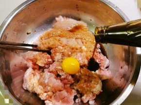 敲入一颗生鸡蛋  蚝油 甜面酱 十三香粉 生抽