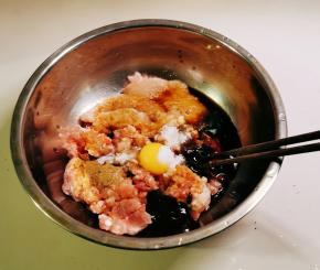 所有调味品放好 朝一个方向搅拌均匀备用