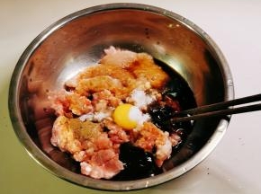 所有调味品放好 朝一个方向搅拌均匀备用