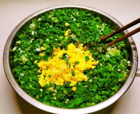 韭菜切碎 炒熟2颗鸡蛋碎 放入馅料盆中 淋上芝麻油 拌匀即可