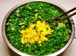 韭菜切碎 炒熟2颗鸡蛋碎 放入馅料盆中 淋上芝麻油 拌匀即可