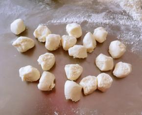 面已醒好 分成均匀的小剂子