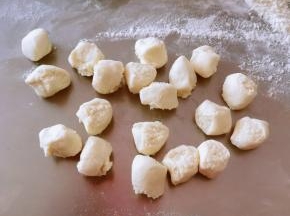 面已醒好 分成均匀的小剂子