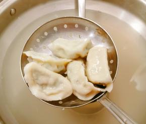 煮锅水烧开  放入饺子 盖上盖子煮开  敞开盖子继续煮至饺子浮起来  每个饺子气鼓鼓的样子就熟了