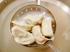 煮锅水烧开  放入饺子 盖上盖子煮开  敞开盖子继续煮至饺子浮起来  每个饺子气鼓鼓的样子就熟了