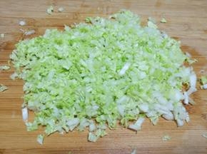 白菜洗干净切碎。