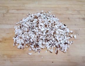 香菇洗干净切碎。