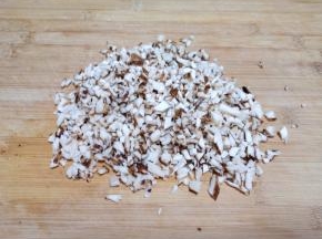 香菇洗干净切碎。