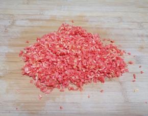 红萝卜洗干净先用擦丝器擦成细丝，再剁碎。