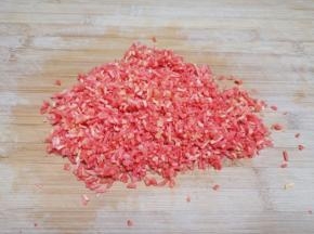 红萝卜洗干净先用擦丝器擦成细丝，再剁碎。