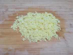 生姜洗干净剁碎。