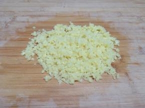 生姜洗干净剁碎。