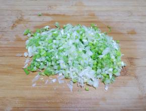 葱洗干净切碎。