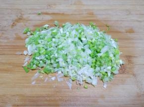 葱洗干净切碎。