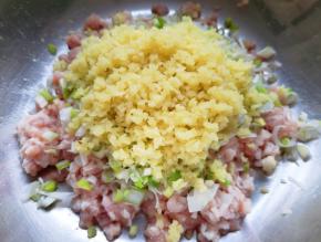 准备好肉馅，将葱姜碎放在肉馅上。