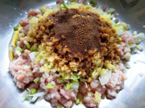 炒锅内倒适量的食用油烧热，浇在十三香上面激出香味，搅拌均匀，让肉馅静置一会儿。