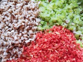 用粗纱布包住白菜碎末，挤去多余的水分，和香菇红萝卜一起放在肉馅里，搅拌均匀。