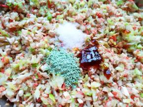 放盐、蔬之鲜、味极鲜酱油、蚝油和香油搅拌均匀。