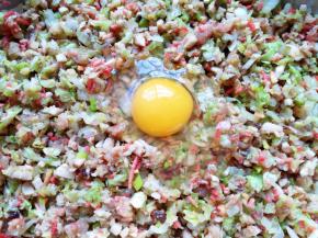 最后再打入一个鸡蛋搅拌均匀。