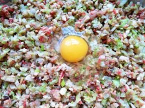 最后再打入一个鸡蛋搅拌均匀。