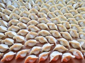 准备好饺子皮，包成自己喜欢的形状。