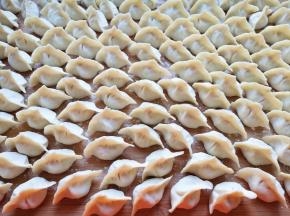 准备好饺子皮，包成自己喜欢的形状。