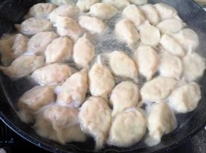 锅内放水煮饺子。