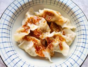 根据自己的口味放盐、鸡精、生抽、香醋和香油，最主要是浇上红红的辣椒油搅拌均匀。