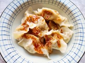 根据自己的口味放盐、鸡精、生抽、香醋和香油，最主要是浇上红红的辣椒油搅拌均匀。