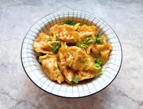 最后撒上切碎的香菜(不喜欢吃香菜可以不放，或者换成香葱也好吃)。