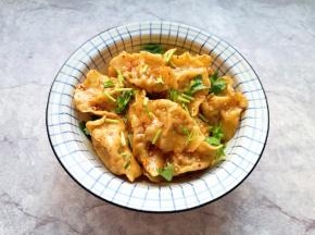 最后撒上切碎的香菜(不喜欢吃香菜可以不放，或者换成香葱也好吃)。