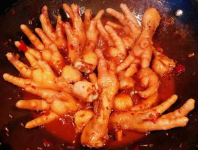 汤汁收到不多时翻炒一下防止粘锅底