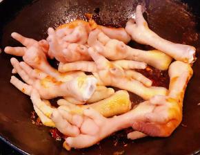 放入凤爪大火快速翻炒