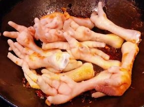 放入凤爪大火快速翻炒
