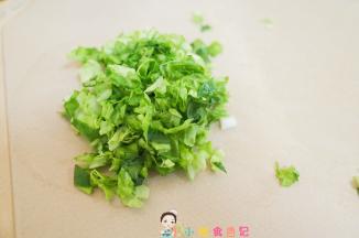 青菜洗净切碎备用