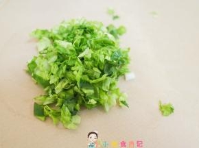 青菜洗净切碎备用