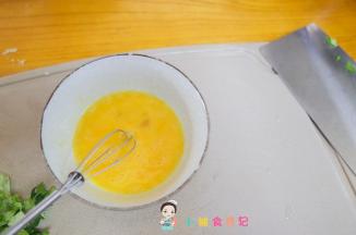 鸡蛋加一勺水加香菇粉打散
