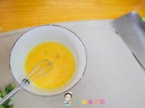 鸡蛋加一勺水加香菇粉打散