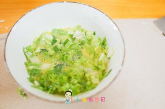 将青菜放入蛋液里搅拌均匀