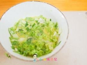 将青菜放入蛋液里搅拌均匀