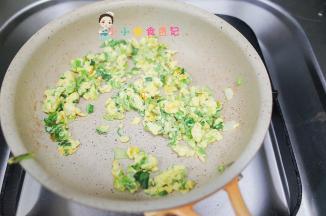 有点凝固了再翻炒一下直到完全凝固