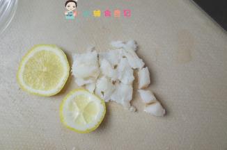 将鳕鱼洗干净切丁 备用