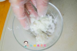 用手抓，一直抓一分钟，这个很重要，可以让鳕鱼嫩滑的关键步骤