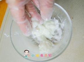 用手抓，一直抓一分钟，这个很重要，可以让鳕鱼嫩滑的关键步骤
