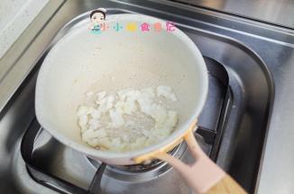 锅里放一点油，放入鳕鱼翻炒一下，炒散后加一点水煮开即可