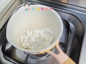 锅里放一点油，放入鳕鱼翻炒一下，炒散后加一点水煮开即可