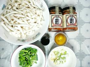 准备食材，白玉菇洗净，韭菜洗净切段，葱蒜切开。