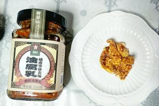 把鸡枞油腐乳用勺子压成泥待用。